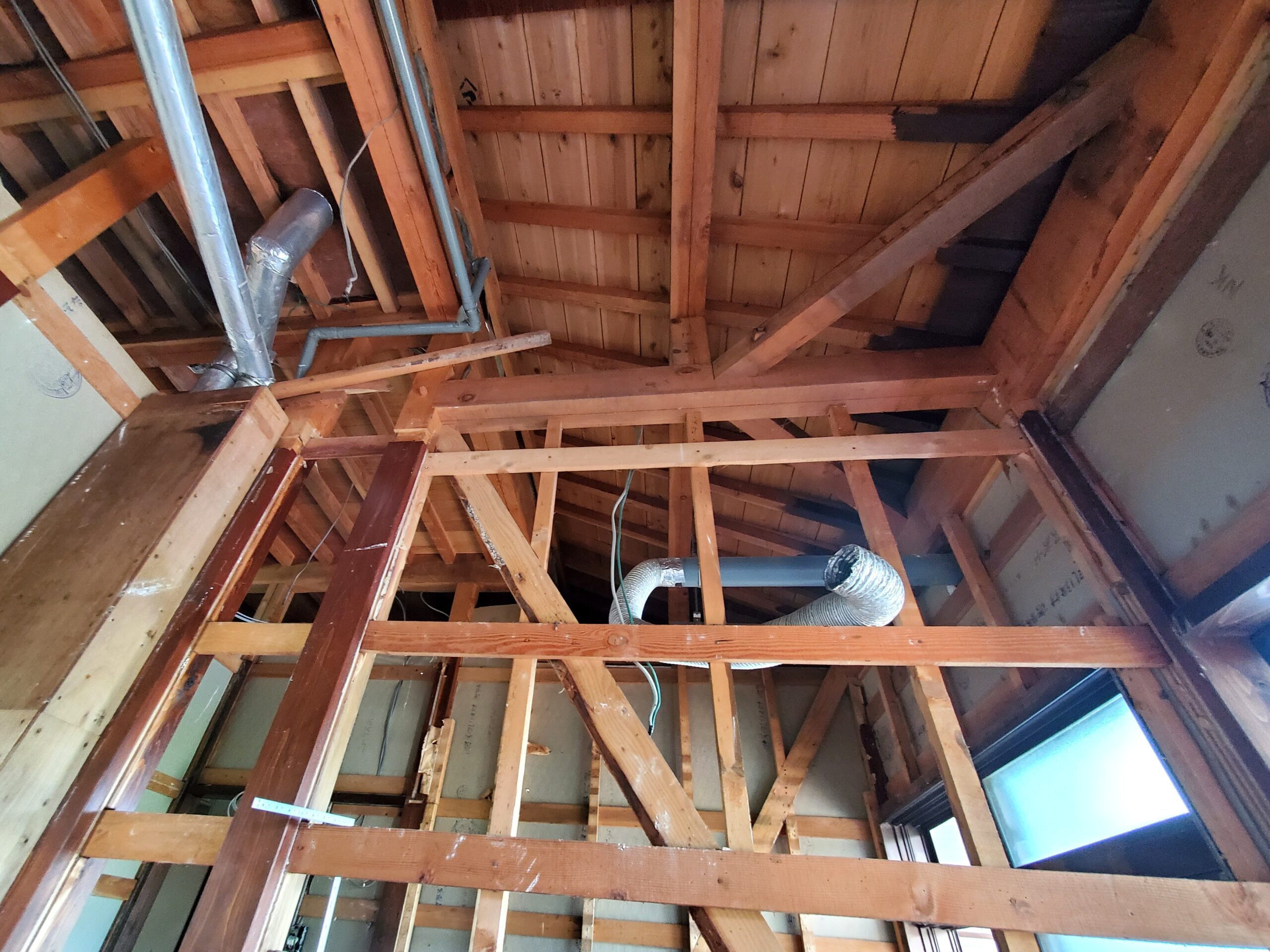 住宅の小屋裏を確認するホームインスペクション