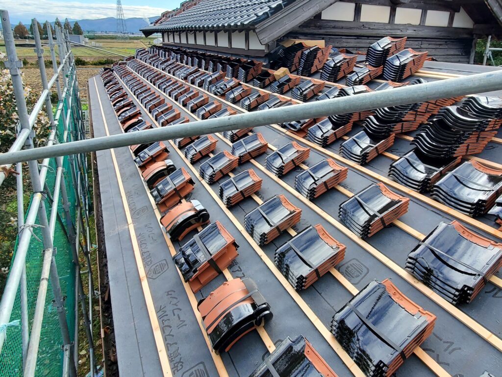 住宅の瓦屋根リフォーム工事中の様子