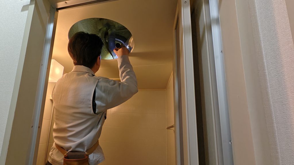 点検口から住宅の小屋裏を確認するホームインスペクション