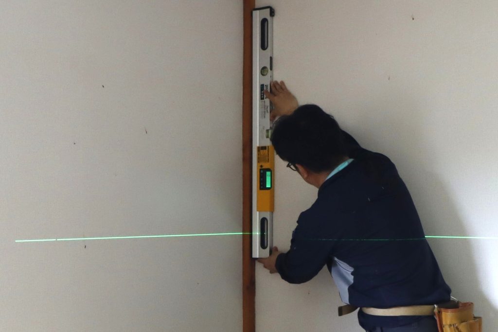 室内の柱の傾きを計測するホームインスペクション