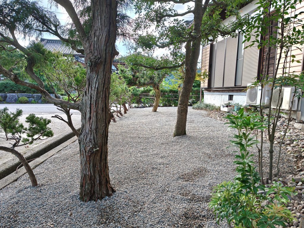 伐採・除草後に防草シートと砂利敷きで整備した庭