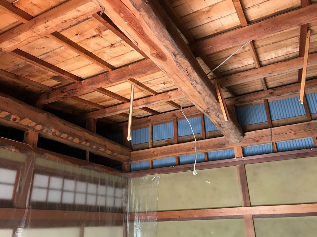 洋室への改装前の和室で既存の梁や柱が見える室内